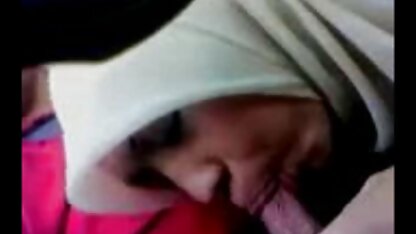 Uma rapariga seduz um videos eroticos preliminares enteada e faz um ménage à trois.