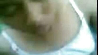 O homem apanhou a rapariga que se estava a masturbar e passou-a videos eroticos classicos para um broche.