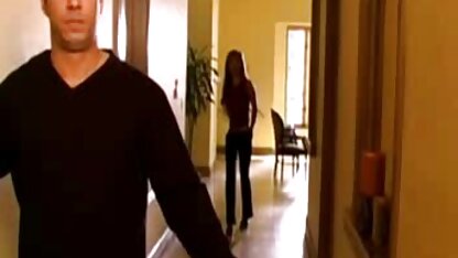 Mulher de pele escura esconde-se do calor na piscina insuflável e brinca com videos eroticos de casal o rabo