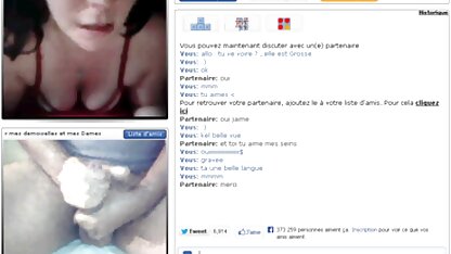 Modelo Busty web numa cadeira com buracos de carícias bege video erotico pt com dildo de borracha
