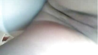 Uma Russa bronzeada xvideo desenho erotico faz um broche na praia.