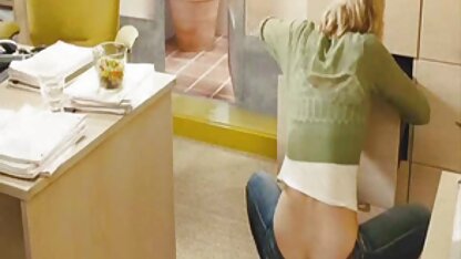 Uma rapariga com uma camisola e calças na vagina a masturbar-se usando uma máquina de sexo e videos eróticos quentes um vibrador
