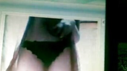 O dono da casa pôs o pénis na garganta x video eroticos de um empregado em frente à câmara escondida.
