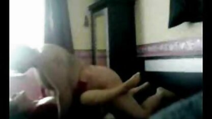 Shmara busty com tatuagens no corpo sentada com a garganta do pénis videos de jogos pornos na erecção informal