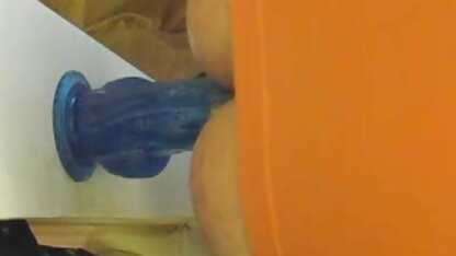 Uma paixoneta de adulto de cabelo curto quero ver filmes eróticos colocou cabelo na parte de baixo do pénis de uma jovem mulher.