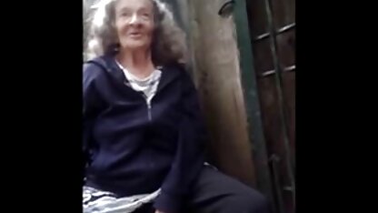 O lindo vestido aberto analerotico e uma cama grande