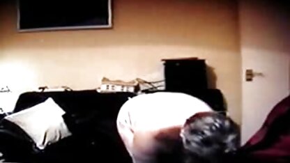Grupo filme pornô com brinquedos eróticos MJM na mesa de massagens