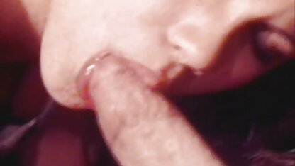 Uma rapariga que nunca está satisfeita quer filme pornô com brinquedos eróticos ter sexo com dois homens ao mesmo tempo.