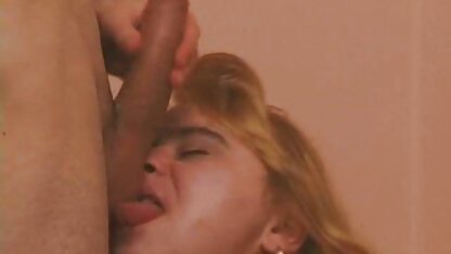 Rapariga nua no camarim videos pornos sensuais a medir o vestido vermelho