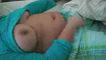 O Chick faz um broche na casa de banho num video erotico zoofilia vídeo pornográfico em casa.