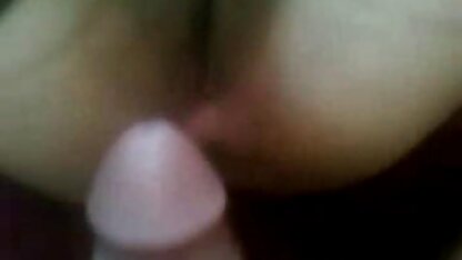 O homem oleou uma rapariga com uma contos eroticos e videos t-shirt roxa e fodeu-lhe o rabo.
