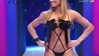 Miina Yoshihara vidios erticos gemeu enquanto empurrava o chapéu de penas para o pénis.