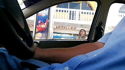 Mulher Madura com uma saia filmes eróticos pornô curta a acariciar a rata