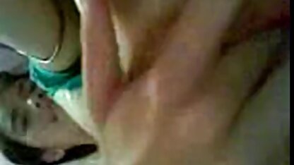 Meninas espalhando óleo com leite grande na frente da webcam porno desenho real