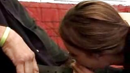 Um homem de camisolas azuis filmes de massagens eroticas atrai uma mulher madura para o armário da cozinha e acaba a vagina dela.