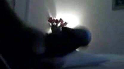 Uma mulher tatuada nas coxas sentada em cima do pénis de videos quadrinhos porno um homem berjins com um capuz