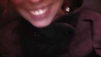 A loira videos eroticos mae e filha aparece no ânus e na vagina, dois brinquedos diferentes na pele do puff