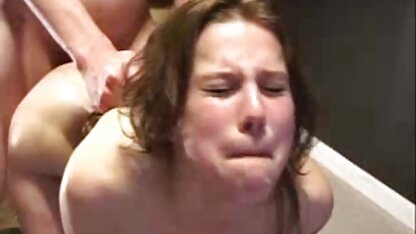 Namorada a filme pornô erótico ser fodida por duas máquinas sexuais ao mesmo tempo.