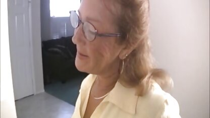 Apanhei um homem a espreitar e novinhas eróticas a fazer sexo com ele.