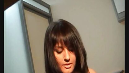 A prostituta ruiva estimula a vagina com videos eroticos bruna ferraz um vibrador.