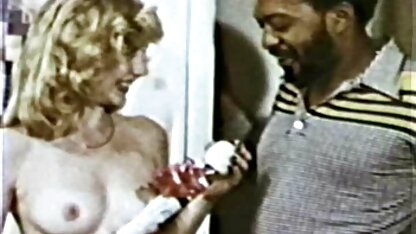 A cabeça do negro videos eroticos entai pôs a vara num jovem secretário na cama.