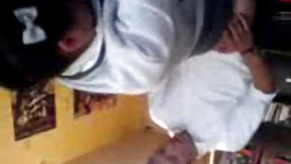 Um poleiro de olhos esbugalhados sentado na cara de um hahal e videis eróticos desfrutar de kuni