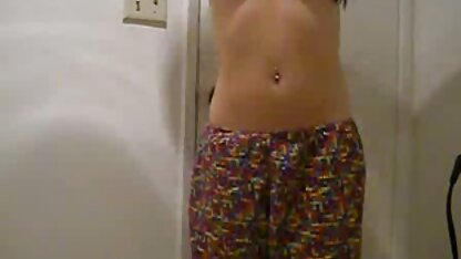 uma mãe tatuada de cabelo loiro dá-se a videos com contos eroticos um homem e lambe-o bem.