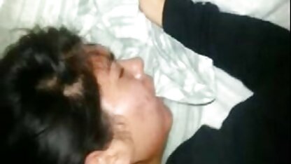 Acariciando seu corpo com bolas-bolas vaginais e vídeos eróticos do whatsapp pepino
